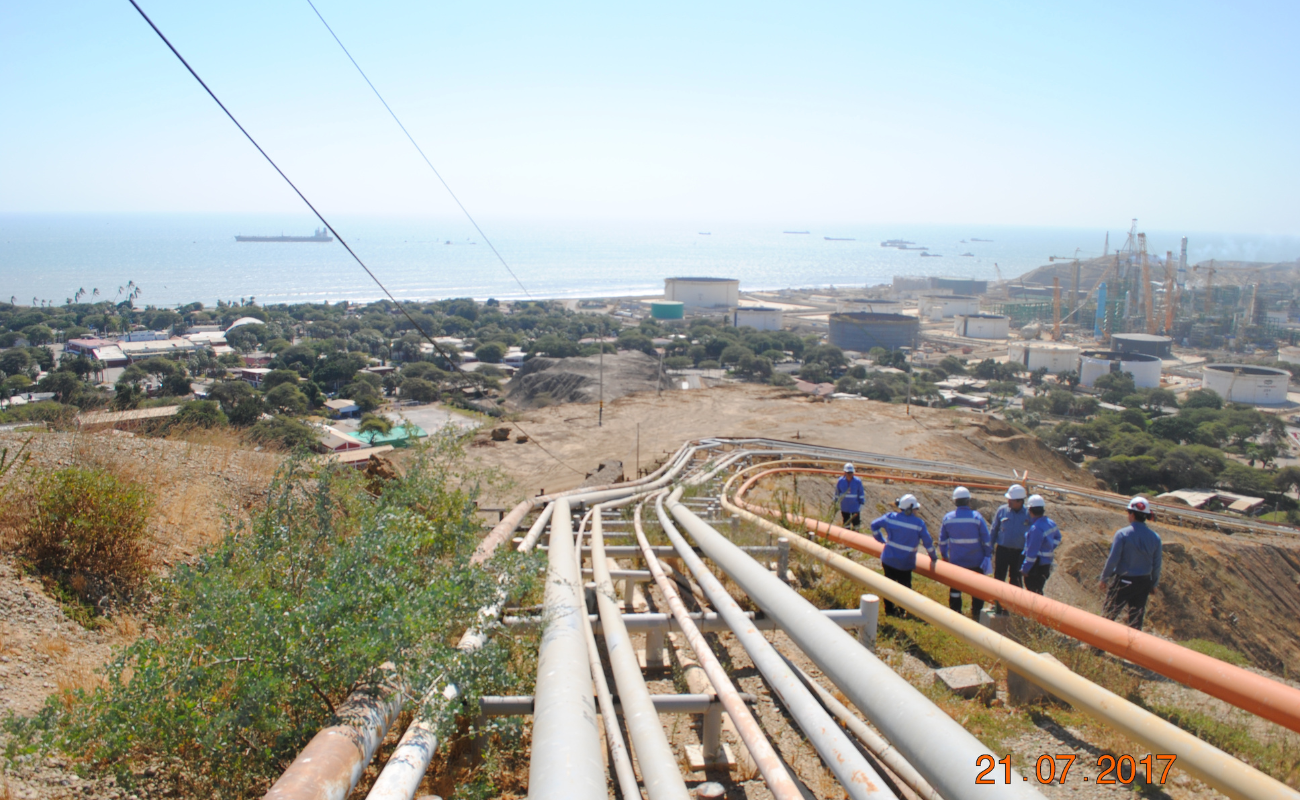 Redes de tubería de transporte de hidrocarburos junto a la costa