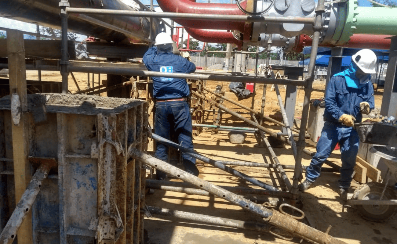 Trabajos de obra civil y montaje de tubería en un frente de construcción