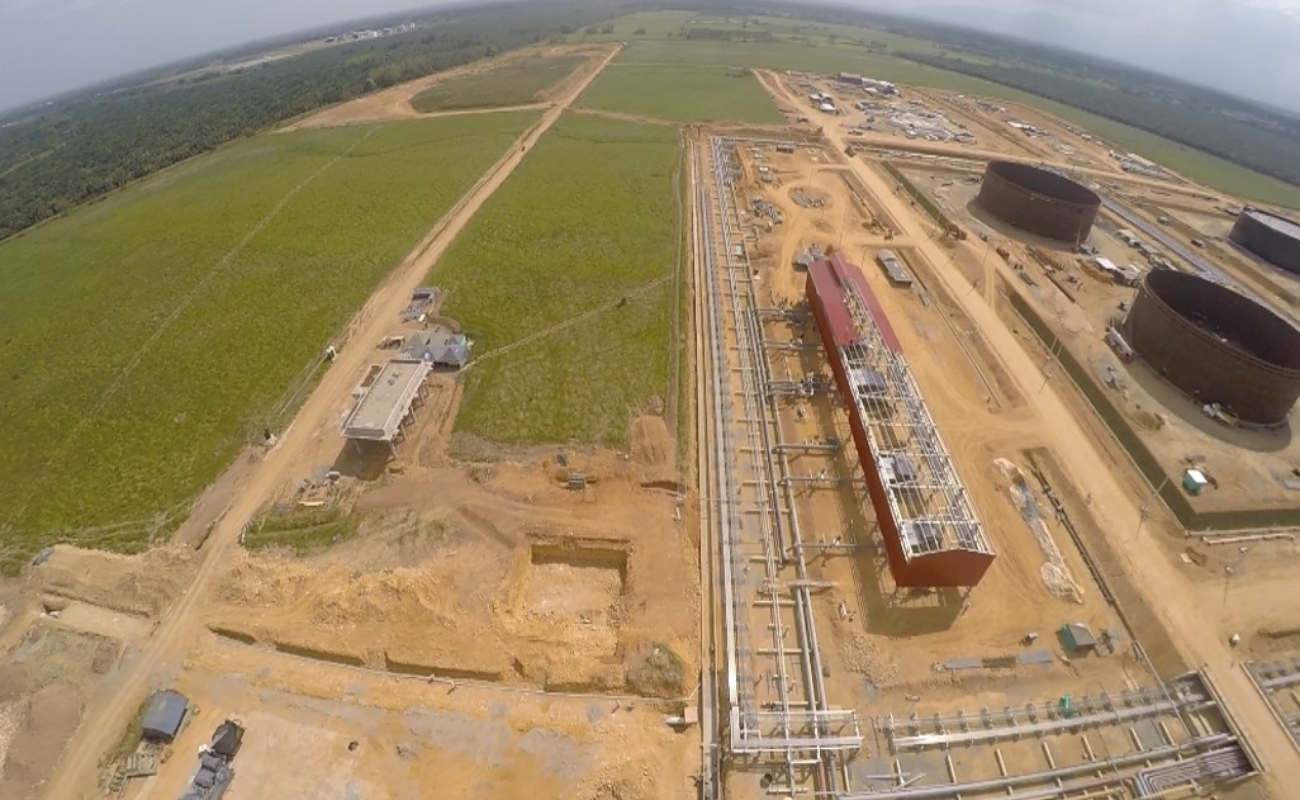 Pipe rack and buildings of the facility under construction