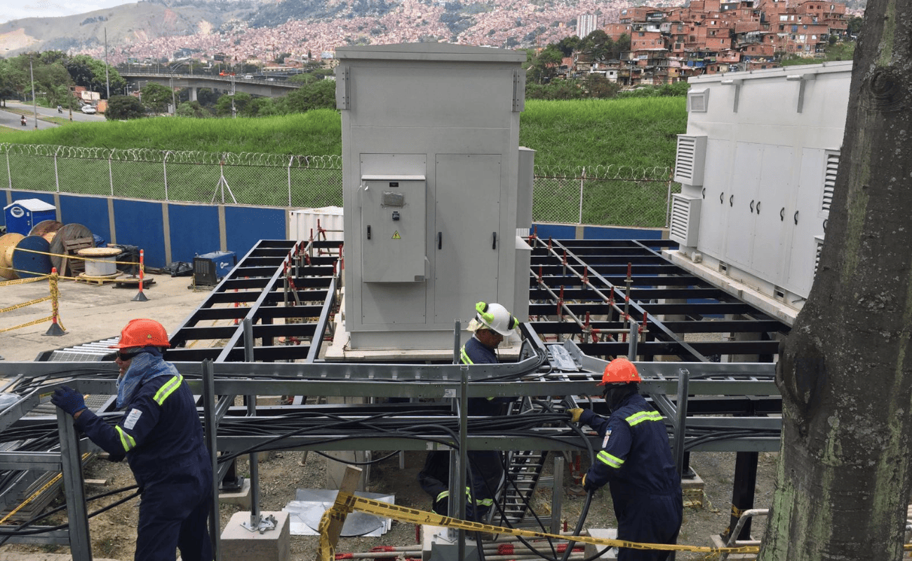 Montaje de tablero eléctrico y estructura metálica en obra