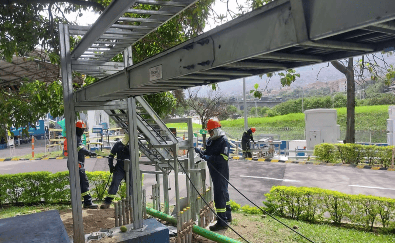 Montaje de estructura metálica y tubería en una facilidad industrial