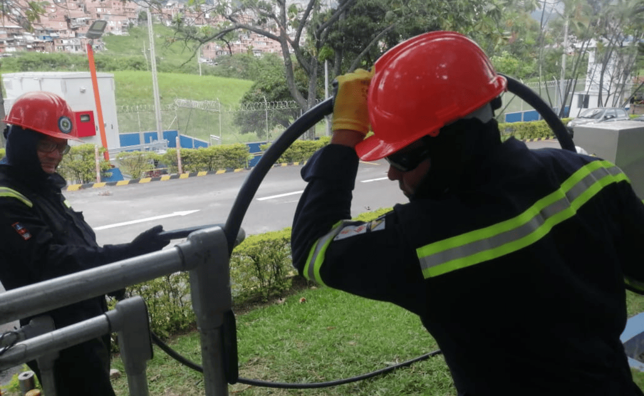 Personal de OBS manipulando cableado en campo